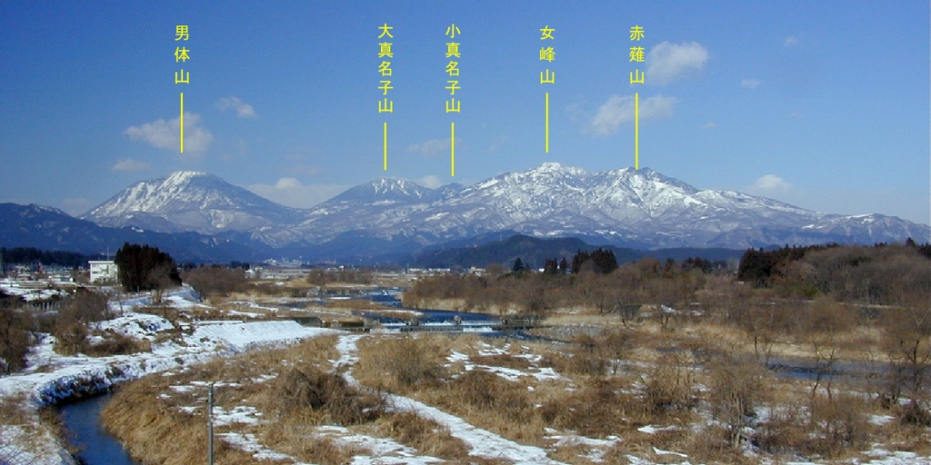 日光市今市から望む日光火山群。左にそびえるのが男体山、右側の山々で最も高いのが女峰山。2001年2月撮影。 (2/2)